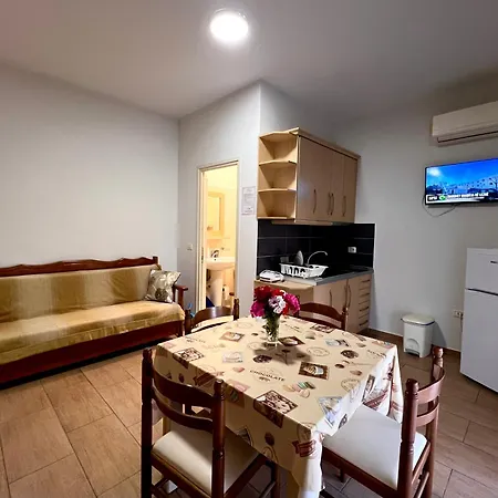 Garden A&x بيت ضيافة فلورا